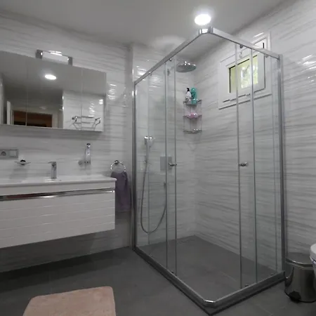 Luxury To Rent Villa *